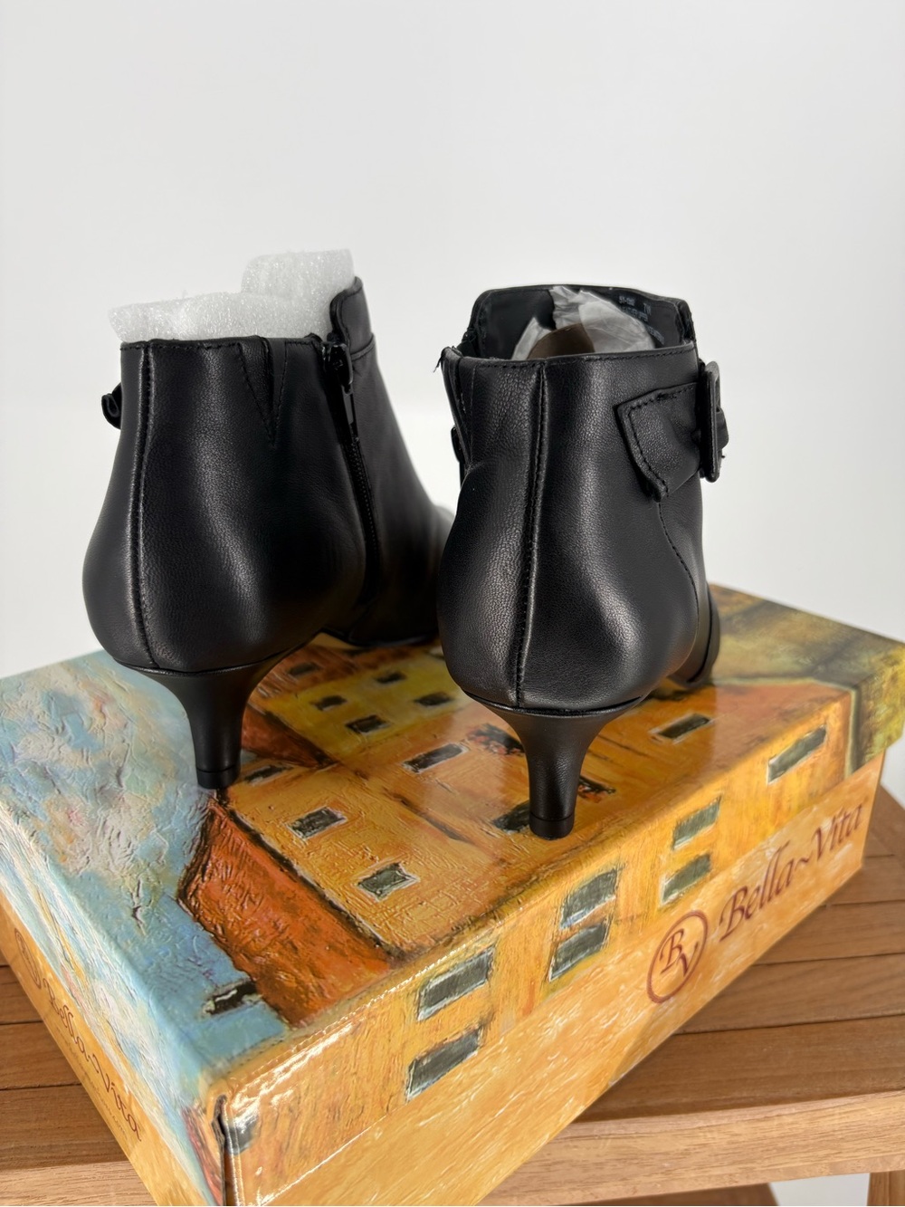New women’s Bella Vita Black Leather Pointed Toe Ankle Boots size 7 W - Picture 3 of 8